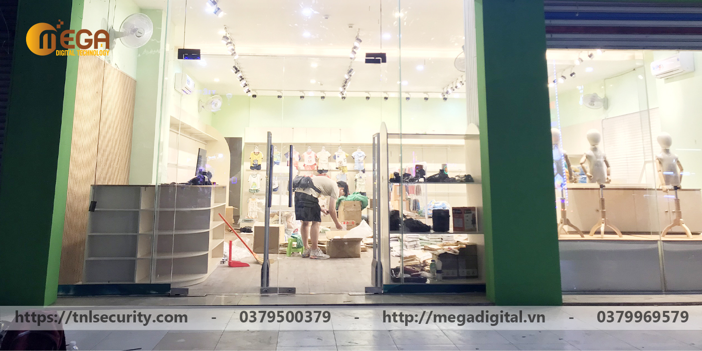 Cong-trinh-lap-dat-cong-tu-chong-trom-cho-shop-thoi-trang-tre-em-tai-Quan-6